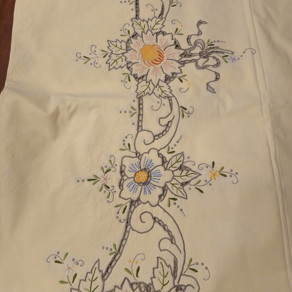 Floral Embroidered Tablecloth - Cream and Multicolor - Picture 7 of 10